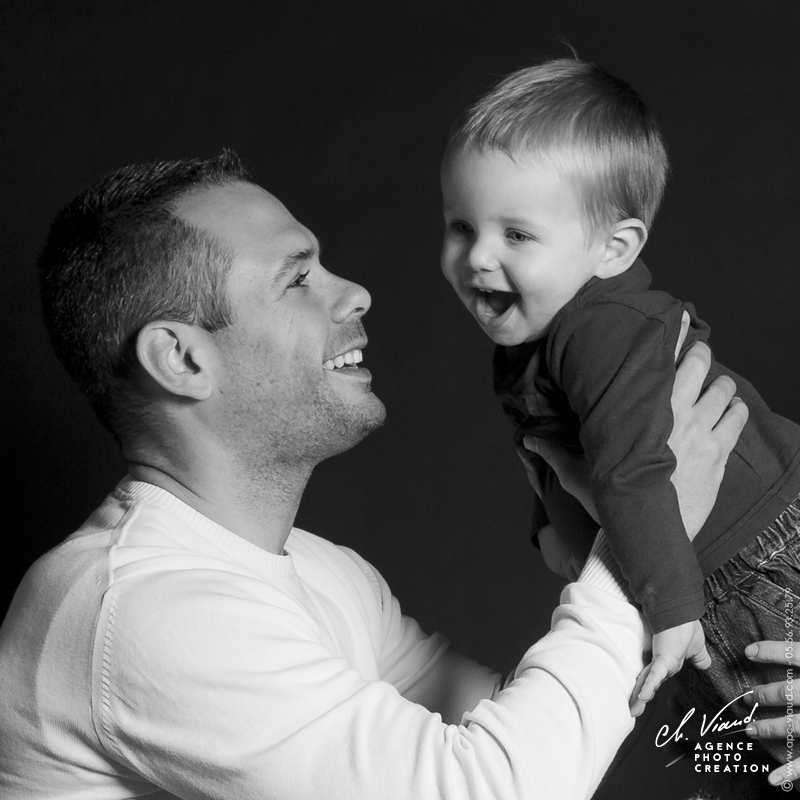 Séance photo en studio d'un papa et son bébé