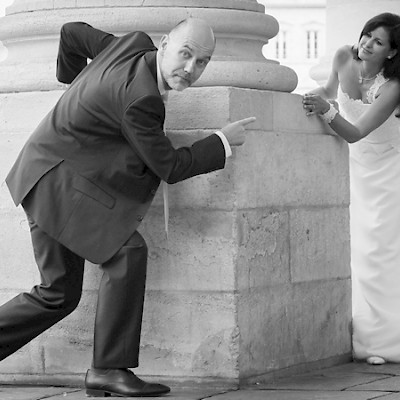 reportage mariage, photo de couple fun au grand théatre à bordeaux