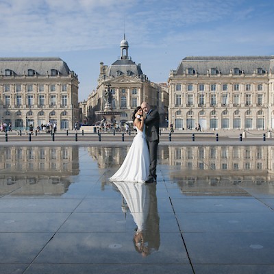 photo de mariage, photo de couple sur le miroir d'eau et devant la place de la bourse à bordeaux