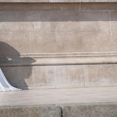 reportage mariage, photo de couple devant la colonne des girondins à bordeaux