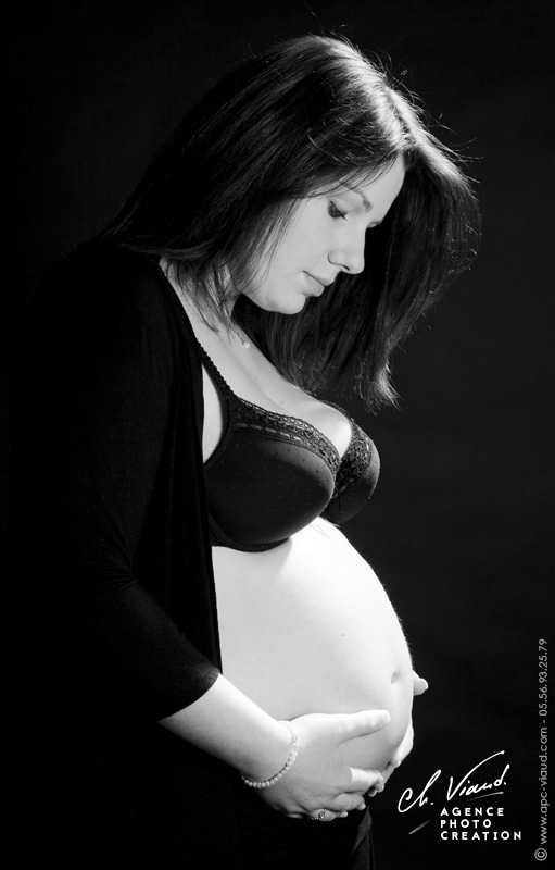 Photo noire et blanc d'une femme enceinte de profil