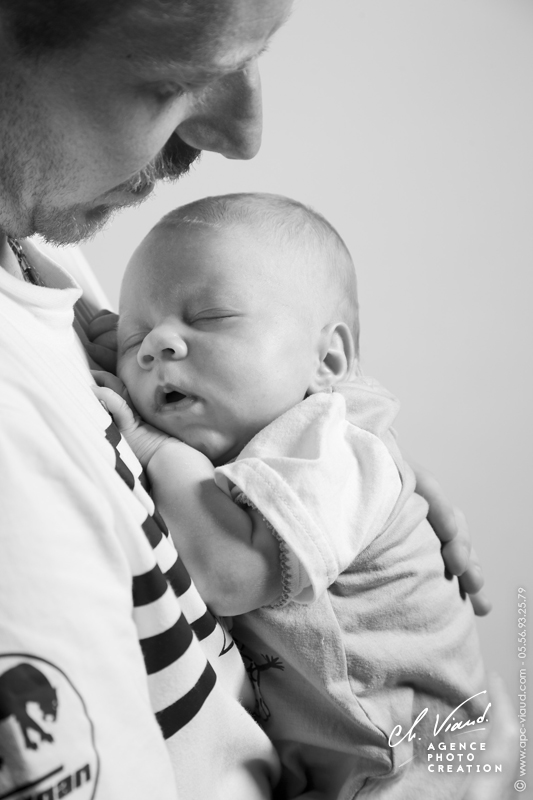 Portrait photo sérré d'un papa et son bébé