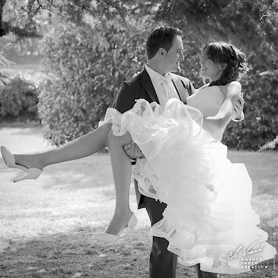 Photo de mariage, photo de couple fun en noir et blanc