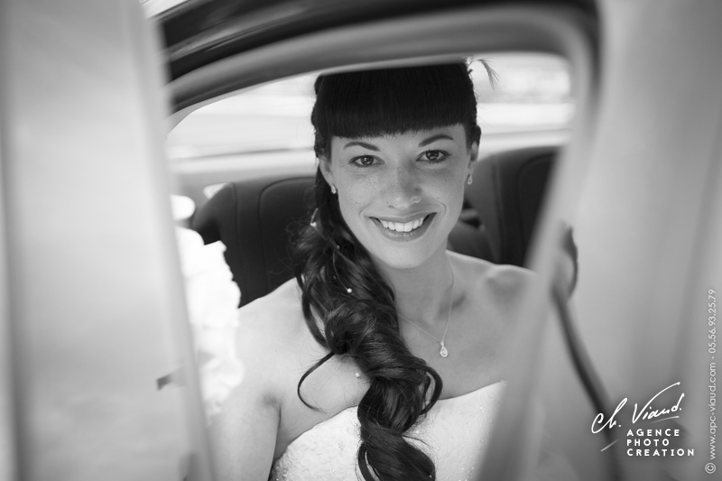 Reportage mariage, portrait de la mariée dans la voiture