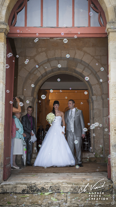 Reportage mariage, photo des mariés à la sortie d'église