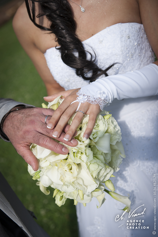 Reportage mariage, photo d'ambiance et détails de mains avec alliances