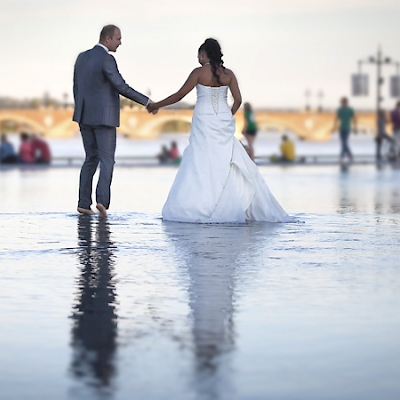 Reportage mariage, photo du couple de marié devant le pont de pierre à bordeaux