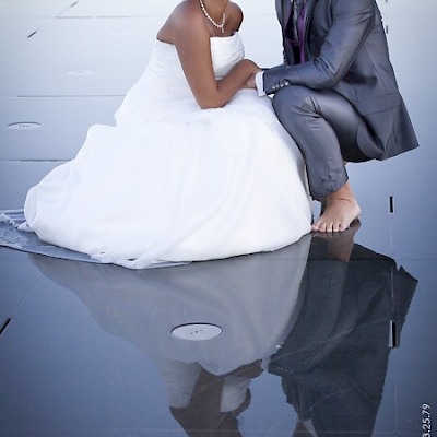 Reportage mariage, photo du couple de marié sur le miroir d'eau à bordeaux