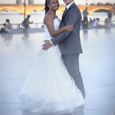 Reportage mariage, photo du couple de marié devant le pont de pierre à bordeaux