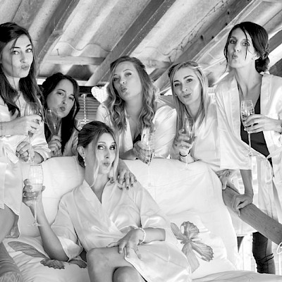 Reportage mariage, photo de la préparation de la mariée et de ses amies avec des coupes de champagne