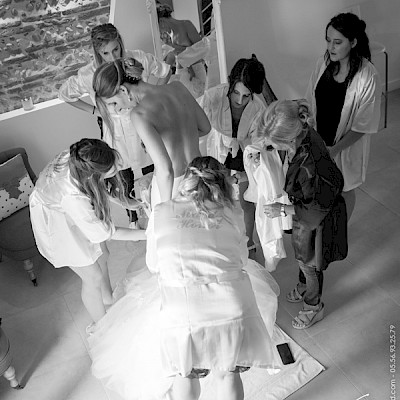 Reportage mariage, photo de la préparation de la mariée avec ses demoiselles d'honneurs