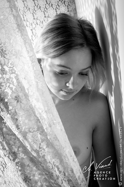 Portrait photo de charme en noir et blanc pour femme