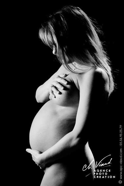 Photo en studio femme enceinte nue