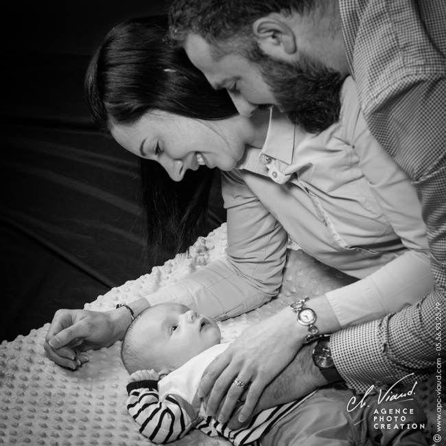 photo en noir et blanc d'un beau couple complice pour une séance naissance