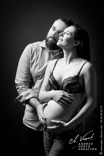 photo de couple pour un shooting photo de grossesse