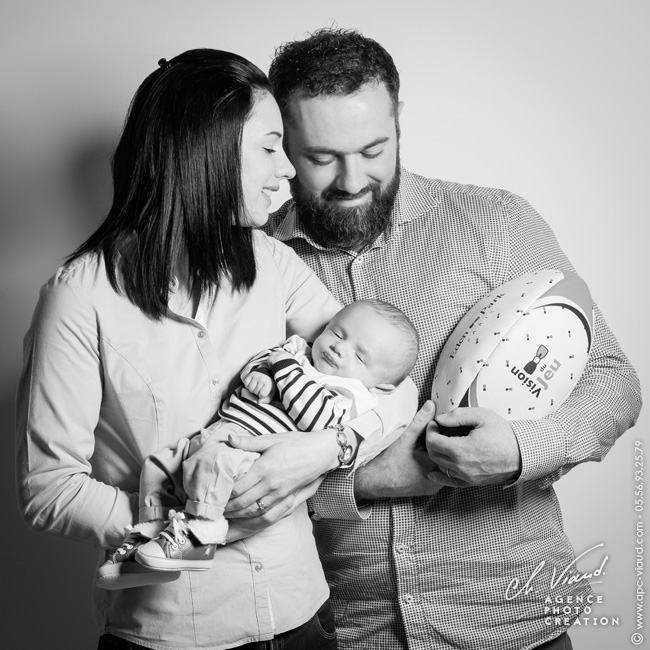 séance photo de famille humour avec ballon de rugby et bébé