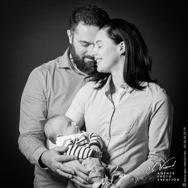 jolie photo de famille en noire et blanc pour la naissance d'un bébé