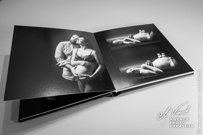 album photo en noir et blanc de la séance grossesse