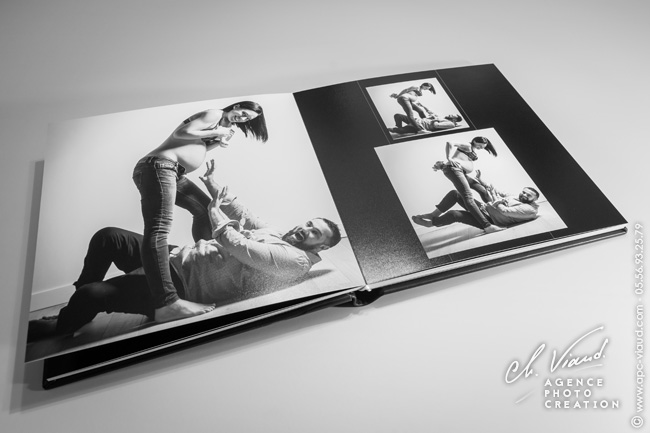 Album photo en noire et blanc de la séance grossesse