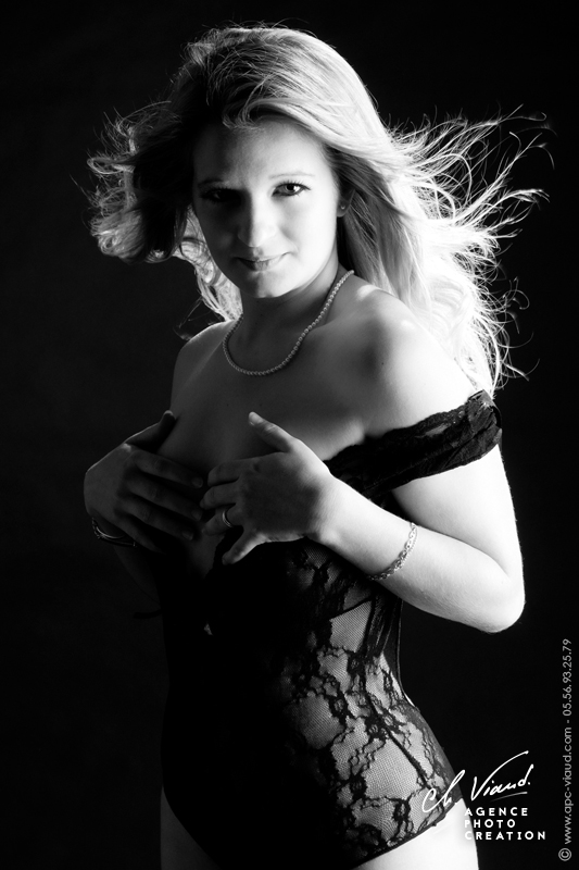 Photo sensuelle en noir et blanc d'une femme en lingerie sexy
