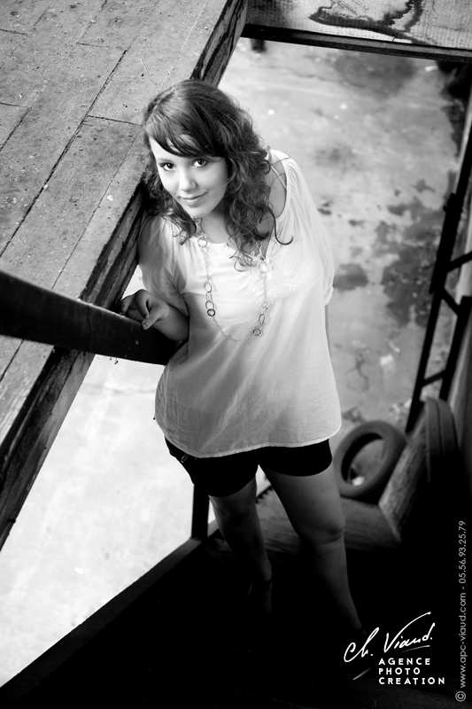 Photo en noir et blanc d'une femme dans un escalier d'un studio extérieur