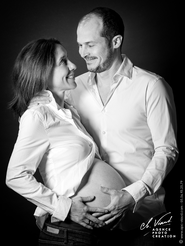 Photo d'un couple en noir et blanc pendant la grossesse