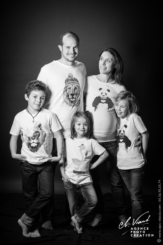 Photo d'une famille en noir et blanc avec le même t-shirt