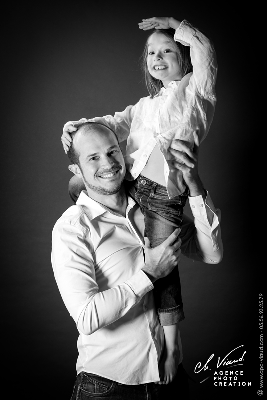 Portrait fun d'un père et sa fille en noir et blanc