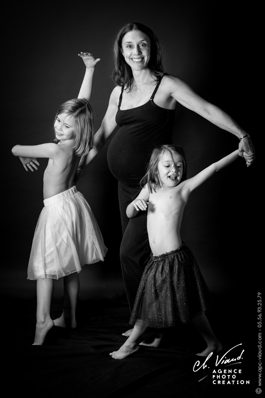 Photo délire avec une mère et ses filles pendant la grossesse