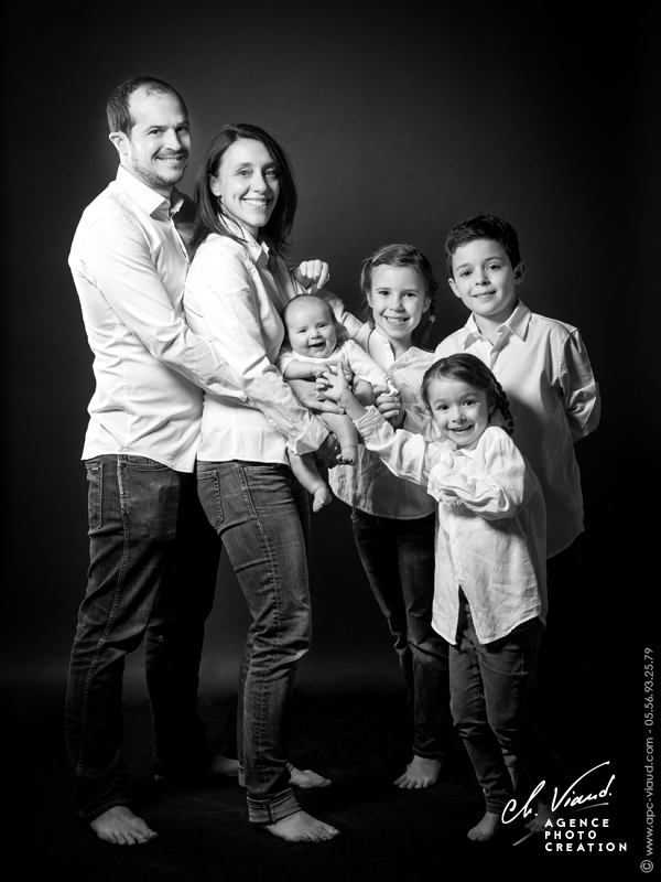 Photo de famille en studio photos après la naissance du nouveau né