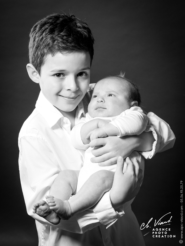 Portrait d'un garçon et son nouveau petit frère en noir et blanc