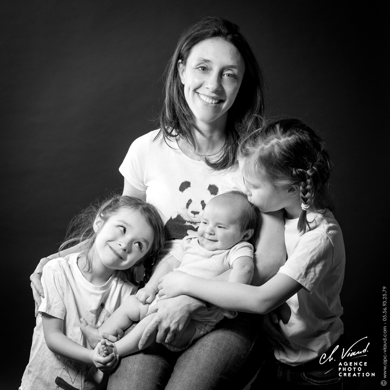 Portrait de famille en noir et blanc en studio professionnel