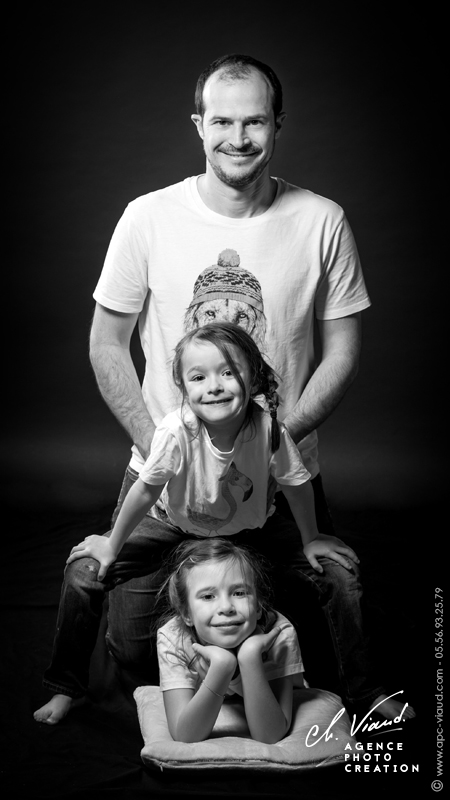 Joli photo studio d'un père et ses filles