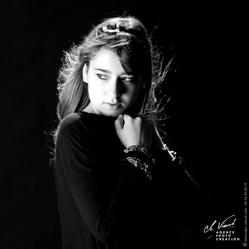 Portrait studio en noir et blanc d'une jeune femme