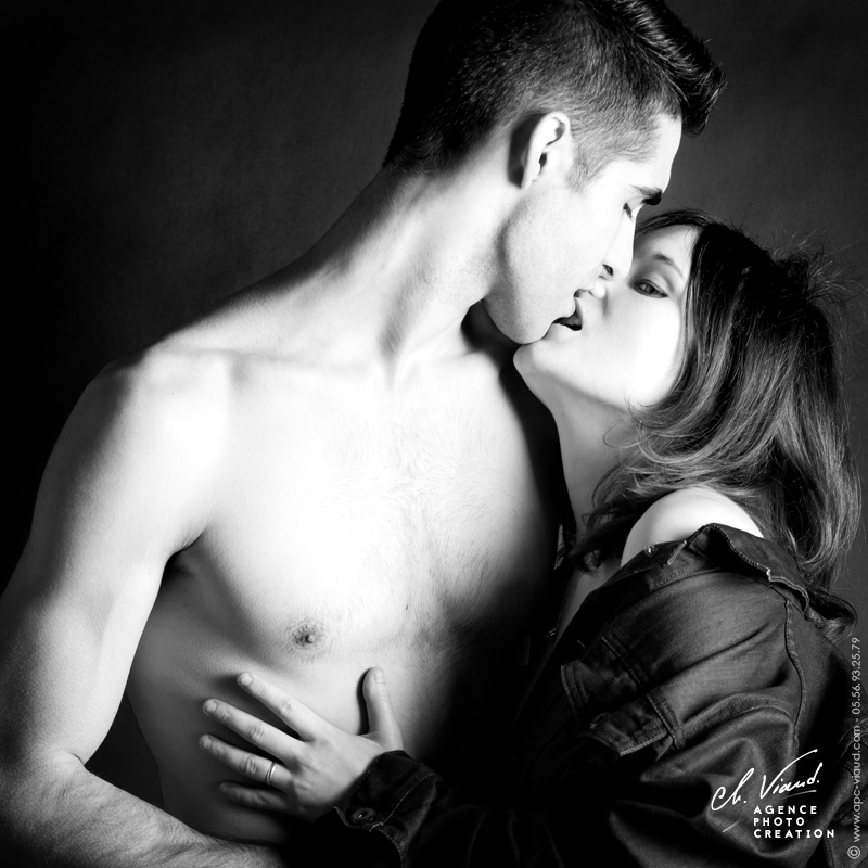 Photo noir et blanc d'un couple en studio