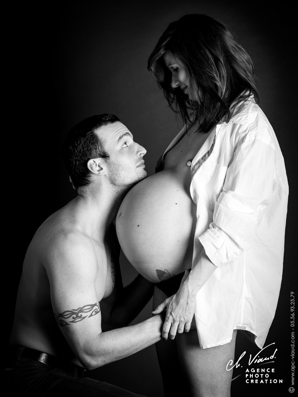 Joli photo d'un couple noir et blanc pendant la grossesse