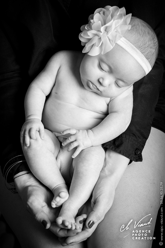 Beau portrait noir et blanc d'un nouveau né dans les bras de sa maman