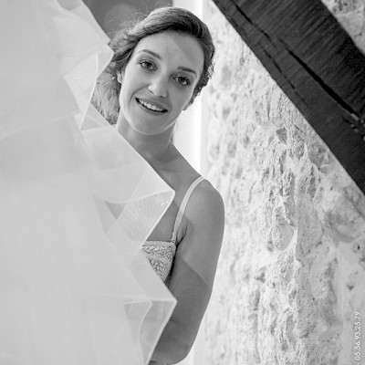 Reportage mariage - Portrait de la mariée pendant ses préparatifs en noir et blanc