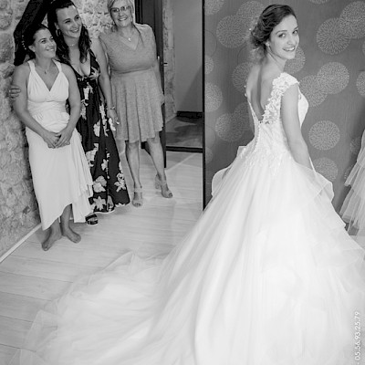 Reportage mariage - Photo de la mariée et sa famille pendant ses préparatifs en noir et blanc