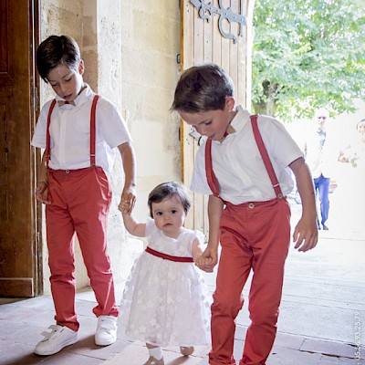 Reportage mariage - Photo des enfants d'honneur avançant dans l'église