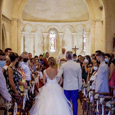 Reportage mariage - Photo de la mariée et son père marchant vers l'autel