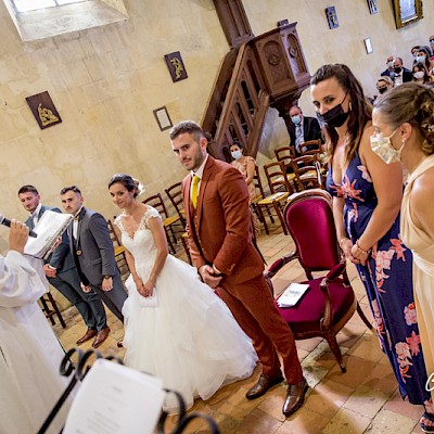 Reportage mariage - Photo des mariés et leurs témoins pendant la cérémonie à l'église