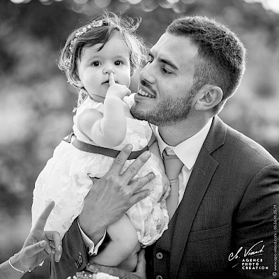 Reportage mariage - Belle photo noir et blanc du marié avec sa fille